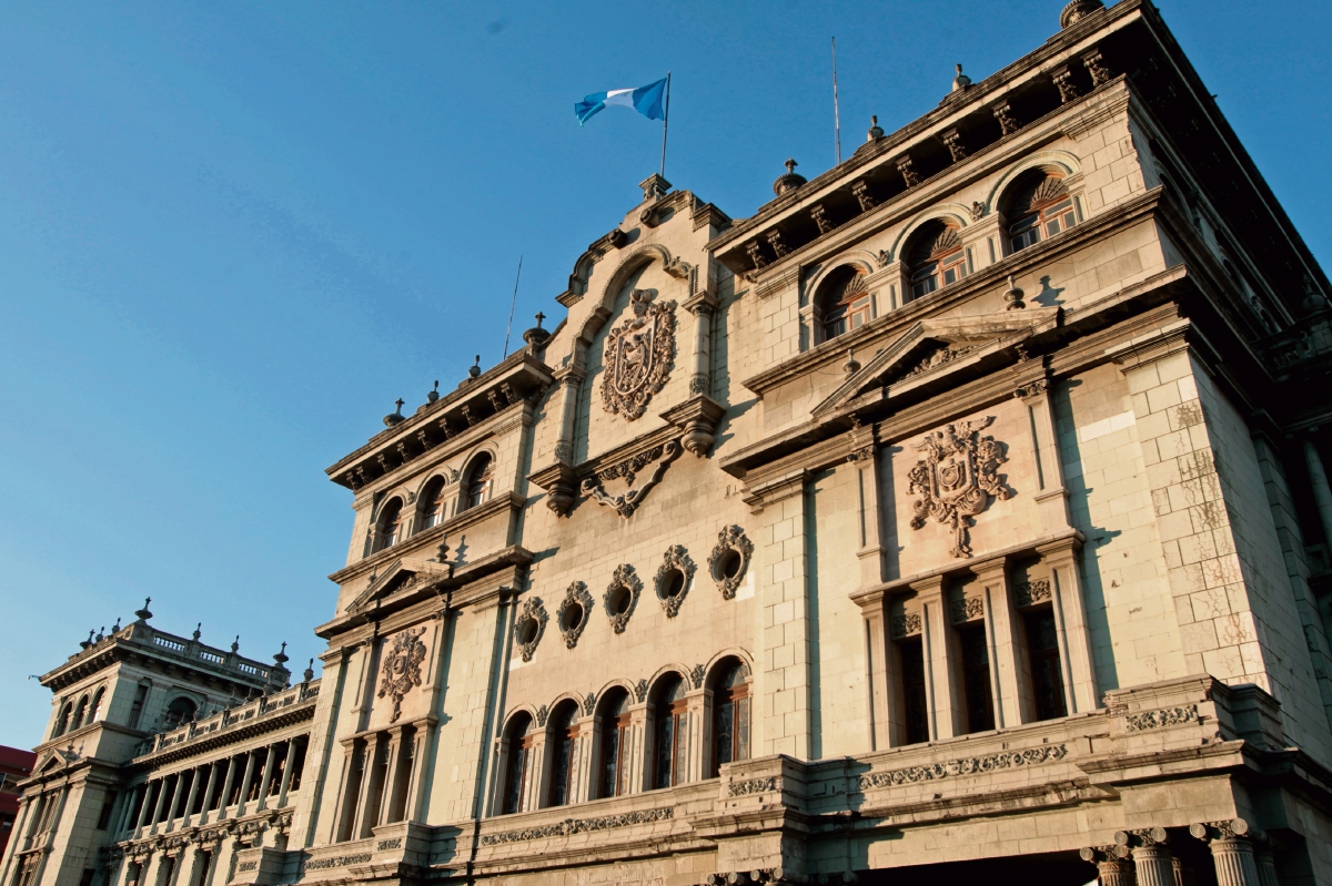 El edificio está diseñado simétricamente a partir de un cuerpo central, del cual se desprenden dos estructuras laterales. (Foto Prensa Libre: Ángel Elías)