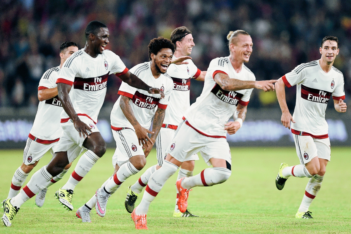 El defensa Philippe Mexes celebra el gol que anotó. (Foto Prensa Libre: AFP)