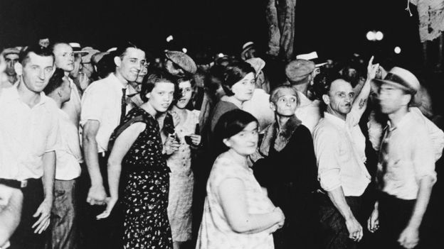 Asistentes a un linchamiento de dos afroestadounidenses en Indiana en 1930. GETTY IMAGES