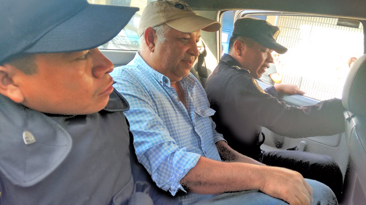 Édgar Ovidio Barrera García, exalcalde de Cuilapa, Santa Rosa, es resguardado por agentes policiales. (Foto Prensa Libre)