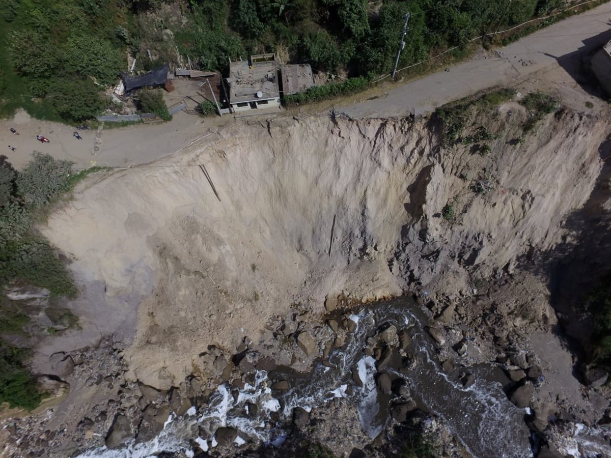 El derrumbe ocurrió este sábado en la carretera que comunica Chinautla con la colonia Santa Luisa, zona 6.(Prensa Libre: Óscar Rivas)