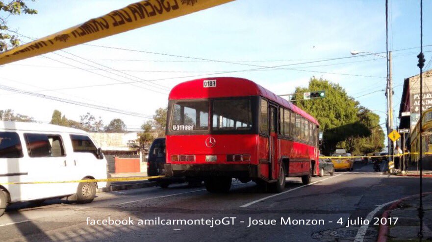 Solo hay un carril habilitado en el lugar del ataque. (Foto Prensa Libre: Amílcar Montejo)