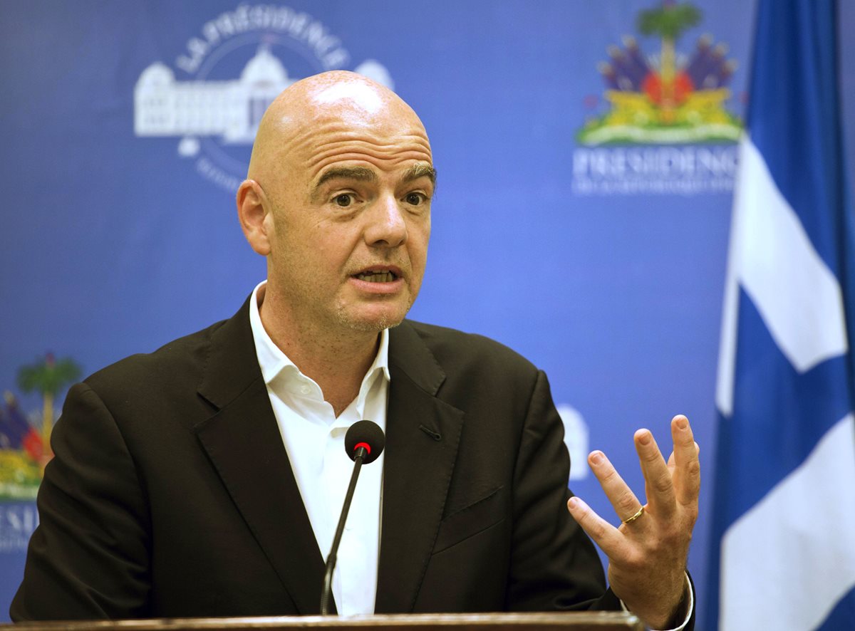 El presidente de la Fifa, Gianni Infantino trabajará para crear acciones que reduzcan el racismo en el futbol. (Foto Prensa Libre: AP)