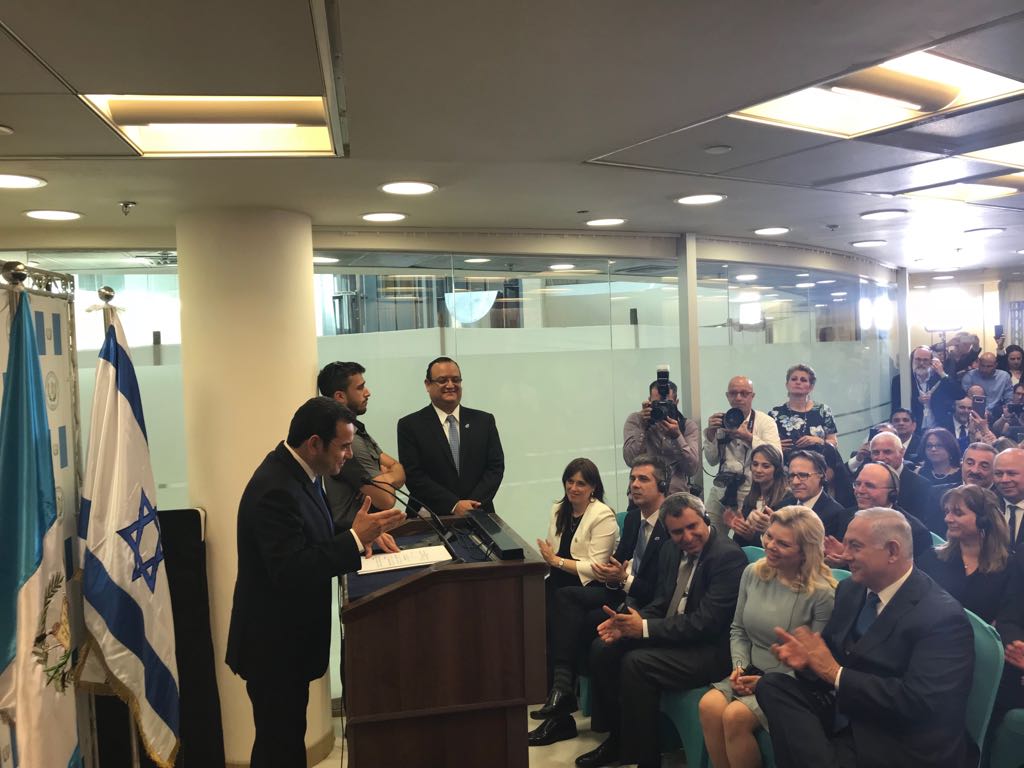 El presidente Jimmy Morales durante su discurso en la inauguración de la embajada de Guatemala en Jerusalén. (Foto Prensa Libre: Fuente Latina).