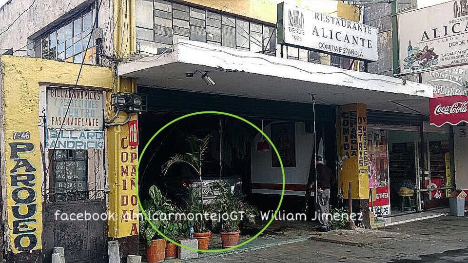 El vehículo se estrelló contra el restaurante Alicante, en la zona 4. (Foto Prensa Libre: Amilcar Montejo)