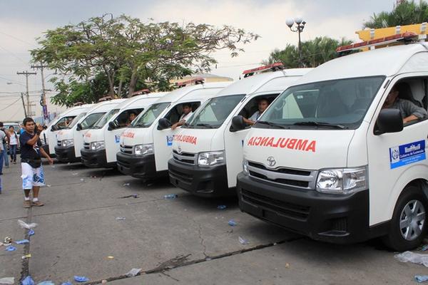 Ambulancias que el presidente Otto Pérez Molina entregó al Área de Salud de Escuintla. (Foto Prensa Libre: Enrique Paredes)<br _mce_bogus="1"/>