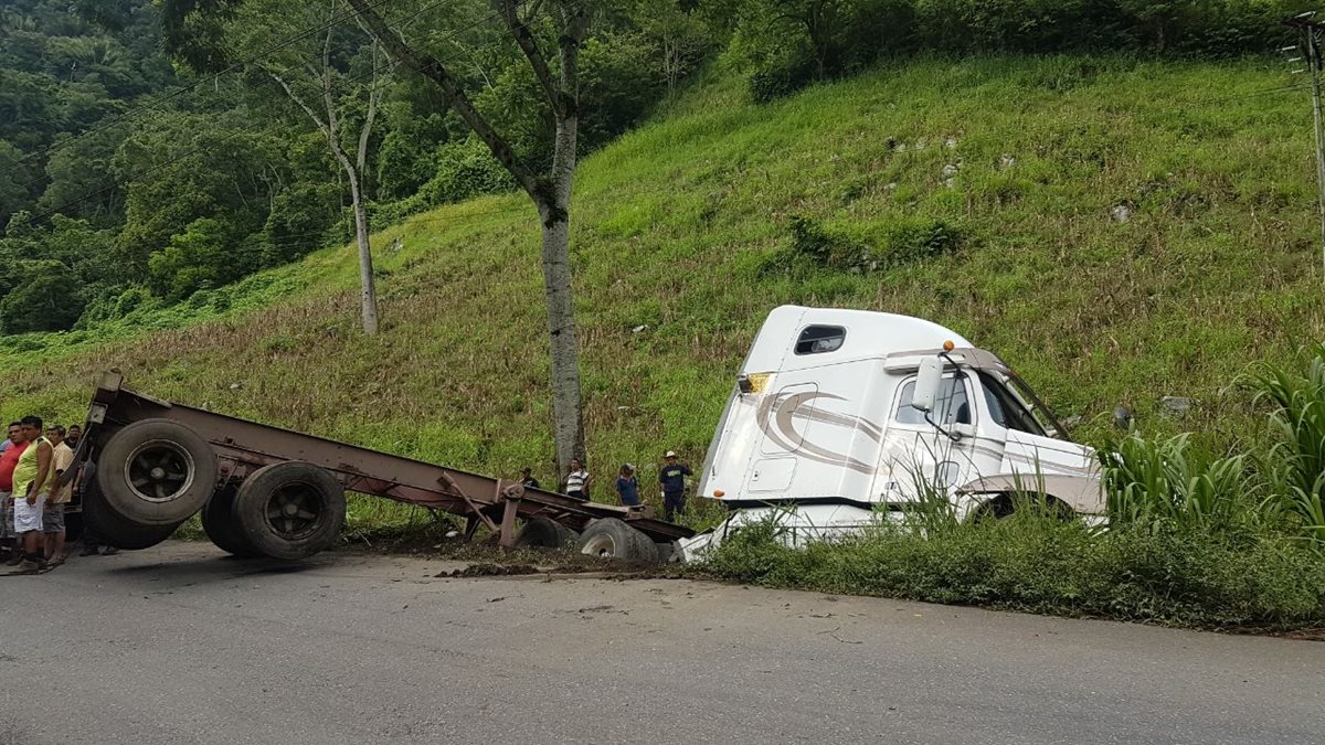 Accidente en la aldea Cayuga, Morales. (Foto Prensa Libre: Dony Stewart).