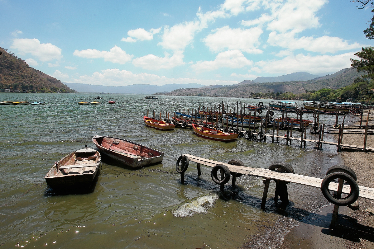 El Lago de Amatitlán está altamente contaminado por una cianobateria. (Foto Prensa Libre: Hemeroteca PL)