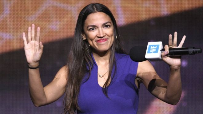 Alexandra Ocasio-Cortez, una demócrata socialista que podría convertirse en la mujer más joven en ocupar una curul en la Cámara de Representantes. GETTY IMAGES