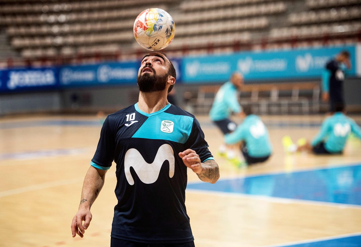 Ricardo Filipe da Silva Braga, Ricardinho, domina el balón durante una práctica. (Foto Prensa Libre: AFP)