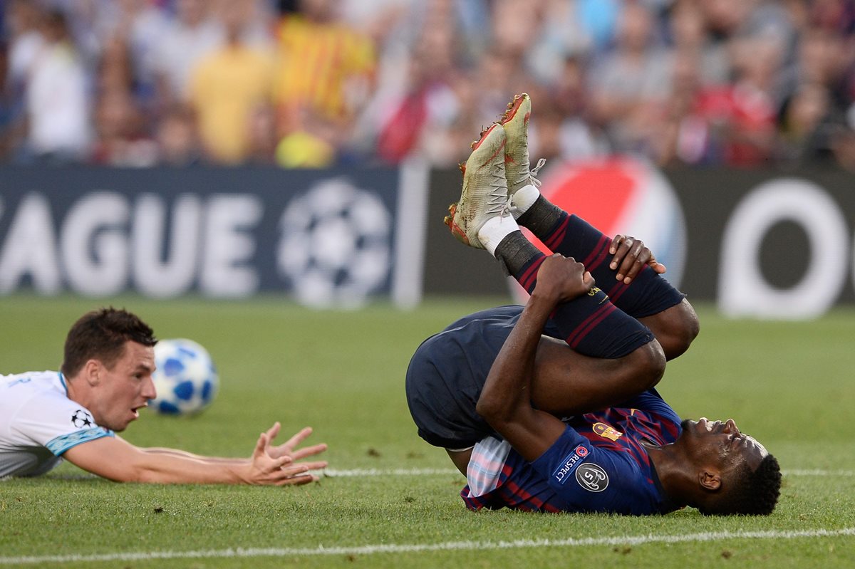 Ousmane Dembele, del Barsa, se queja después de la falta de Nick Viergever. (Foto Prensa Libre: AFP).