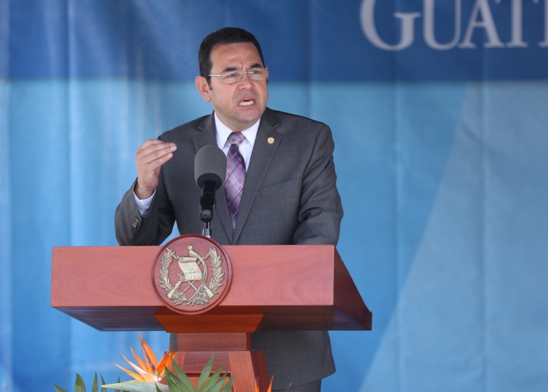 El mandatario Jimmy Morales durante el acto de entrega de vehículos para la PNC, en la Plaza de la Constitución, este lunes. (Foto Prensa Libre: Esbin García).