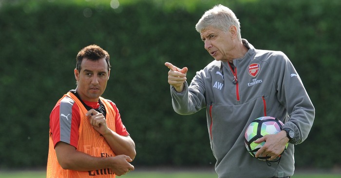 Wenger mostró su preocupación por la lesión de Cazorla, pero espera que pueda regresar pronto. (Foto Prensa Libre: Hemeroteca PL)