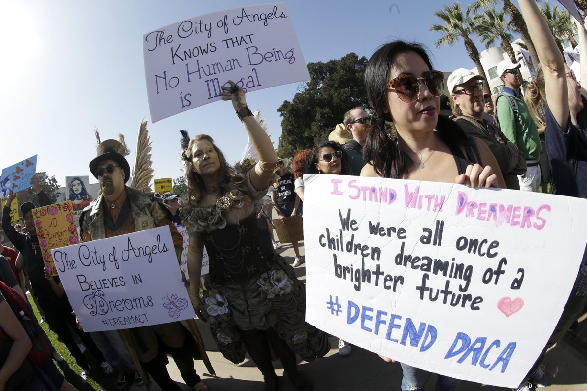 Dreamers protestan en Los Ángeles, contra las políticas migratorias de Trump. (Foto Prensa Libre: EFE)