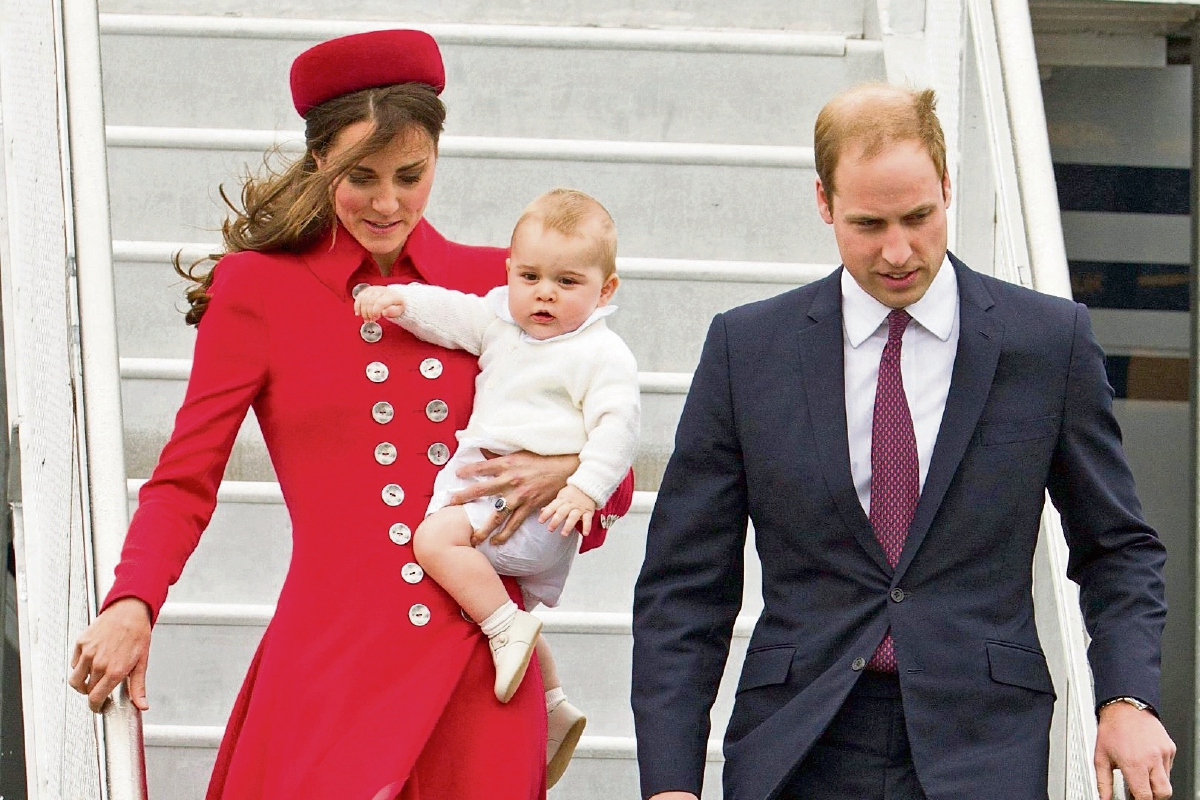 Los duques de Cambridge, Guillermo y Catalina, junto a su hijo, el prÌncipe Jorge. (Foto Prensa Libre: AP)