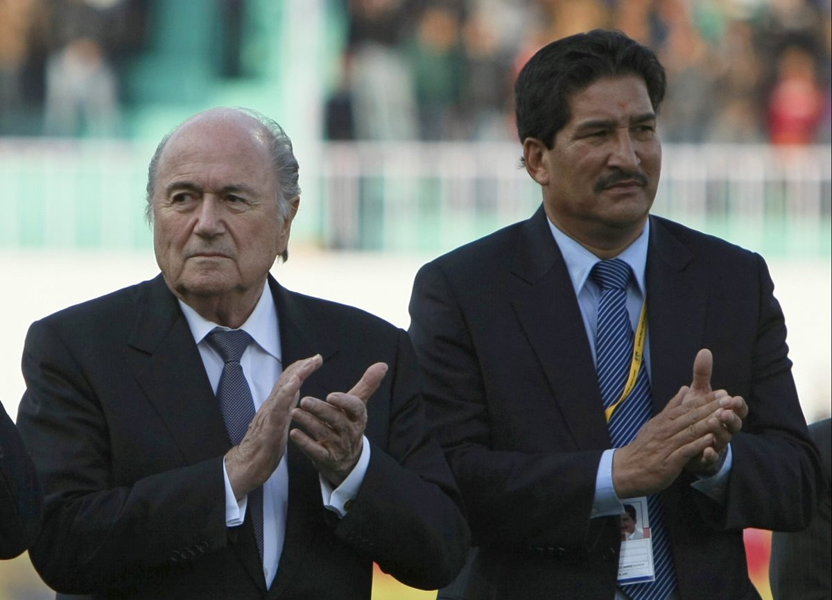 Sepp Blatter junto a Ganesh Thapa cuando inauguraron el Torneo de Katmandú en 2012. (Foto Prensa Libre: AP)