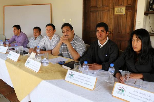 Integrantes de la sociedad civil de Alta Verapaz se pronuncian en contra de las acciones violentas registradas en  desalojos. (Foto Prensa Libre: Eduardo Sam)