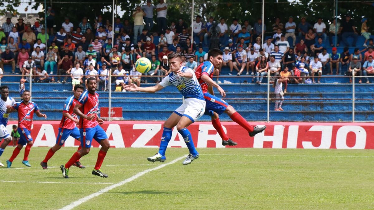 Daniel Guzmán busca el balón frente a la marca de Brandón De León. (Foto Prensa Libre: Cristian Soto)