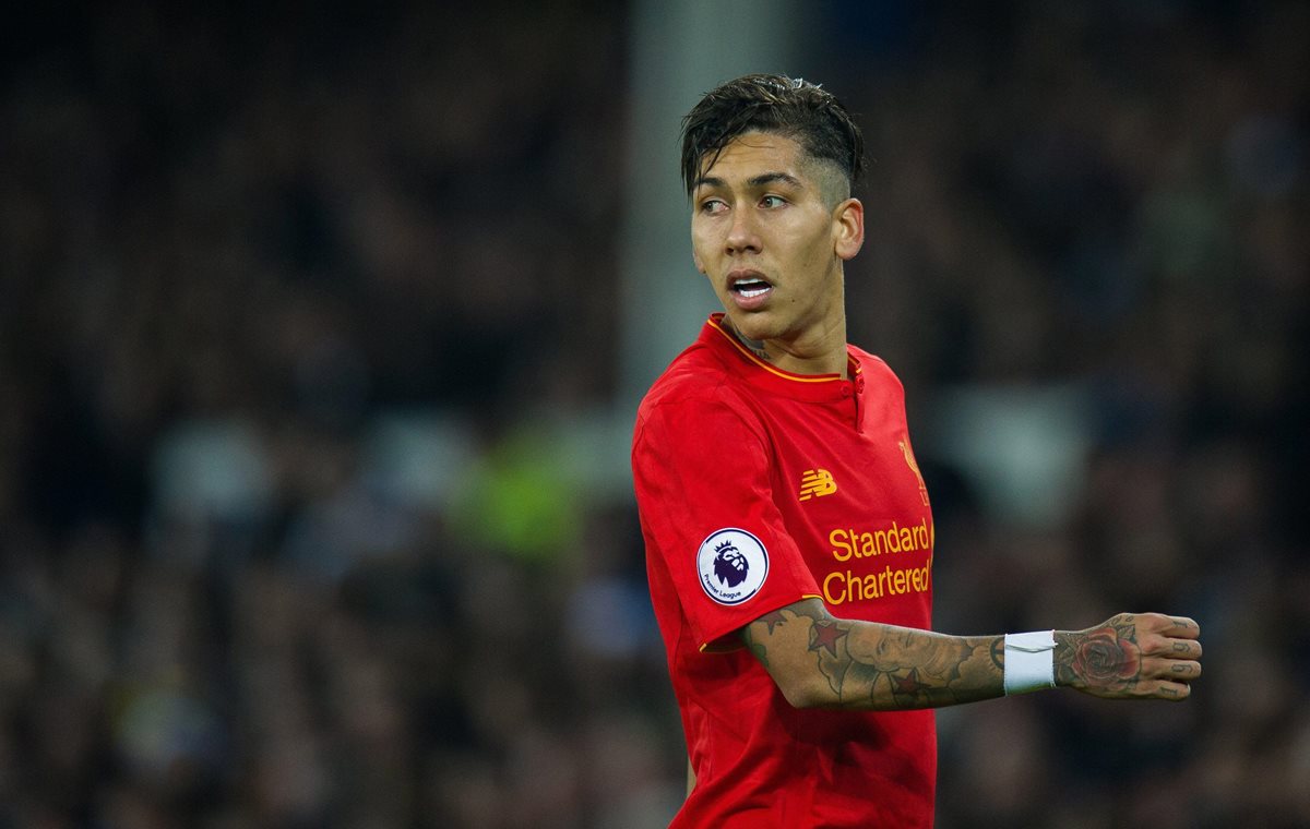 El astro brasileño del Liverpool, Roberto Firmino, fue sorprendido por la policía de Liverpool el sábado al volante con una tasa de alcohol. (Foto Prensa Libre: AFP)