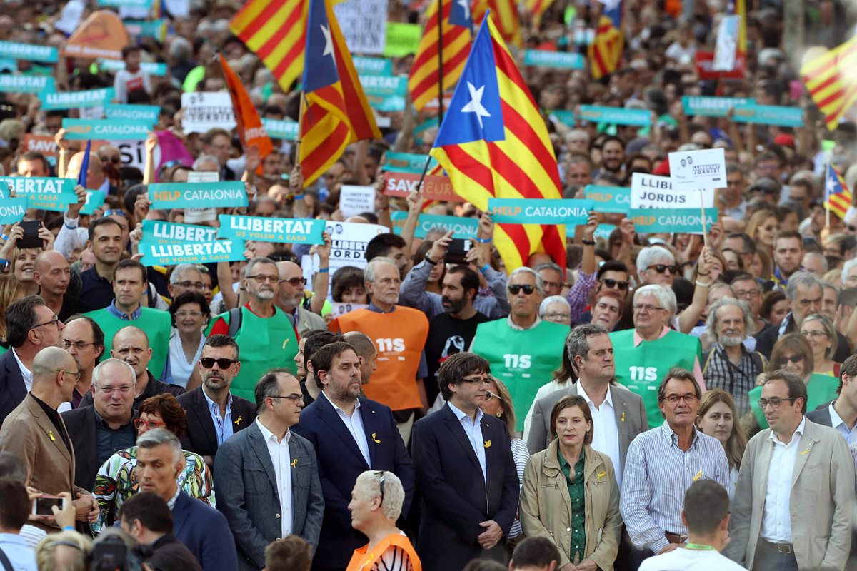 Políticos y activistas catalanes protestan por la decisión de Rajoy. (Foto Prensa Libre: EFE)