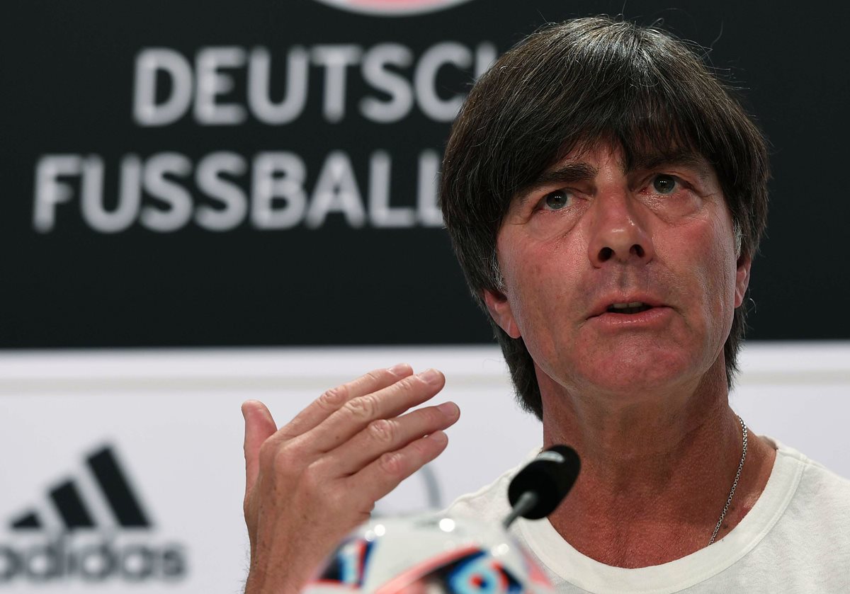 Joachim Low durante la conferencia de prensa de este martes en el previo del juego contra Italia. (Foto Prensa Libre: AP)