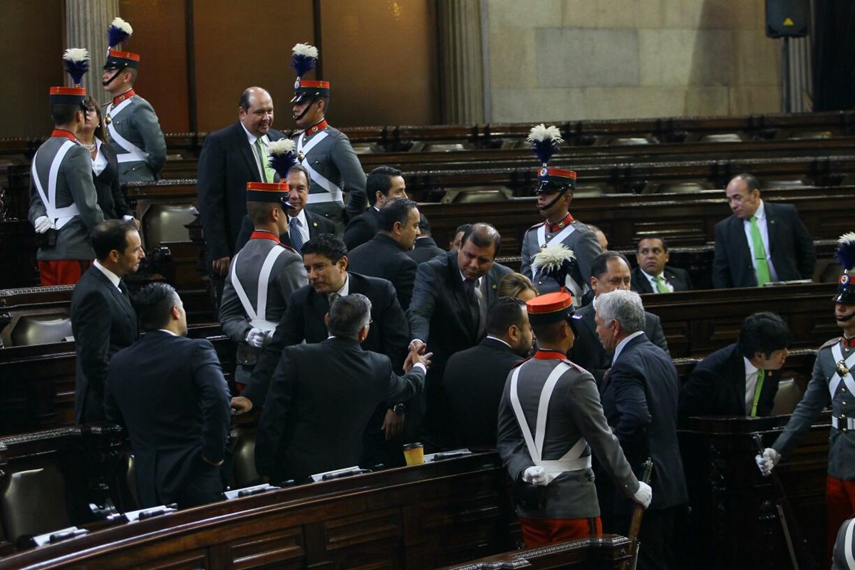 Junta Directiva de 2017 hace el juramento en la sesión solemne. (Foto: Erick Avila)