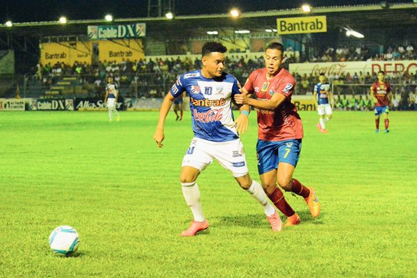 Acción del partido disputado en el estadio Carlos Salazar hijo. (Foto Prensa Libre: Omar Méndez).