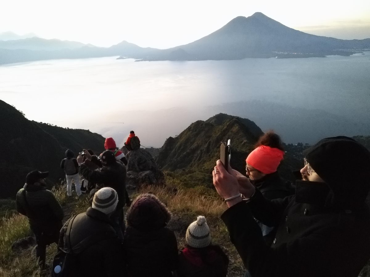 Cada mes se pretende extraer 58 toneladas de desechos del lago Atitlán.(Foto Prensa Libre: Hemeroteca PL)