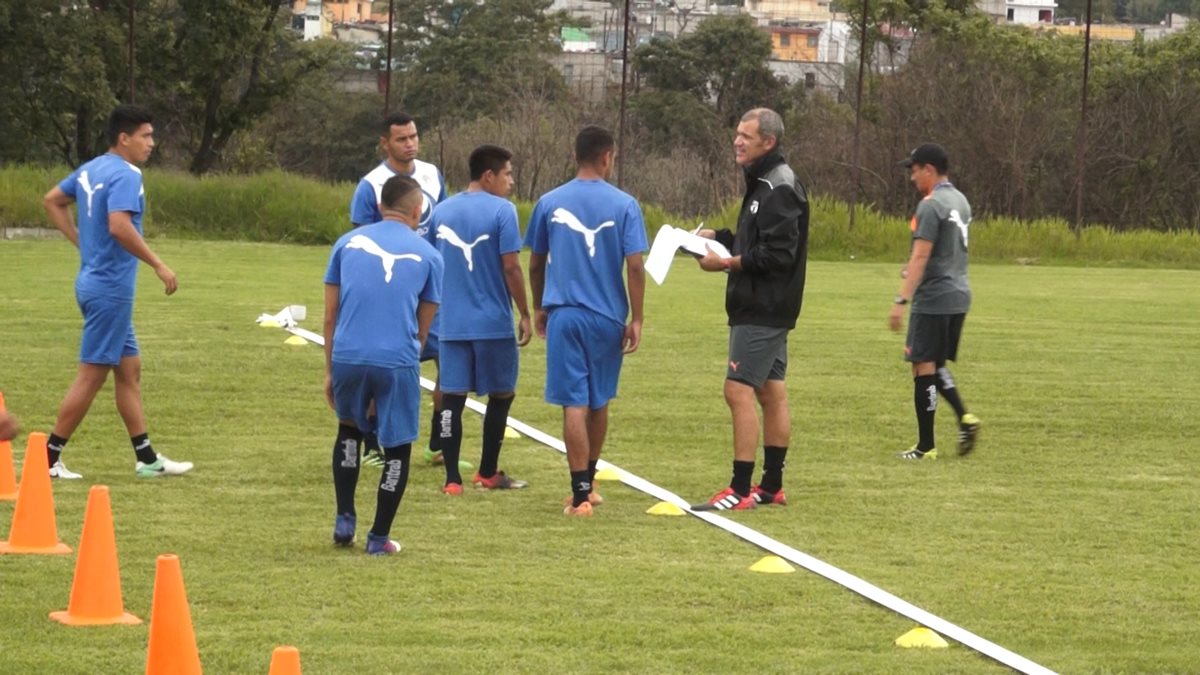 El preparador físico de Comunicaciones, Rodolfo González, conversa con un grupo de jugadores antes del inicio del yo-yo test. (Foto Prensa Libre: Hemeroteca PL)