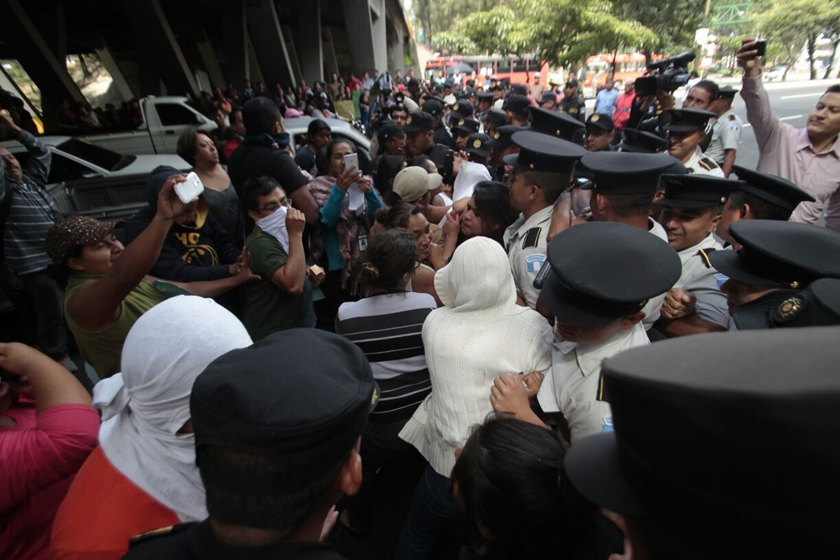 Los manifestantes portan pancartas y exigen a la Cicig lo nombres de los empresarios que evaden impuestos. (Foto Prensa Libre: Érick Ávila)