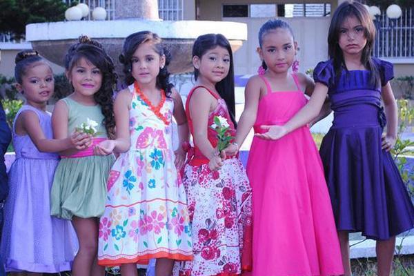 Las seis candidatas hacen su presentación en el parque central de Coatepeque. (Foto Prensa Libre: Édgar Girón) <br _mce_bogus="1"/>