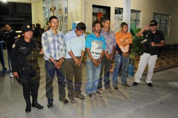 Los cinco supuestos secuestradores capturados en Olopa, Chiquimula. (Foto Prensa Libre: Cortesía PNC) <br _mce_bogus="1"/>