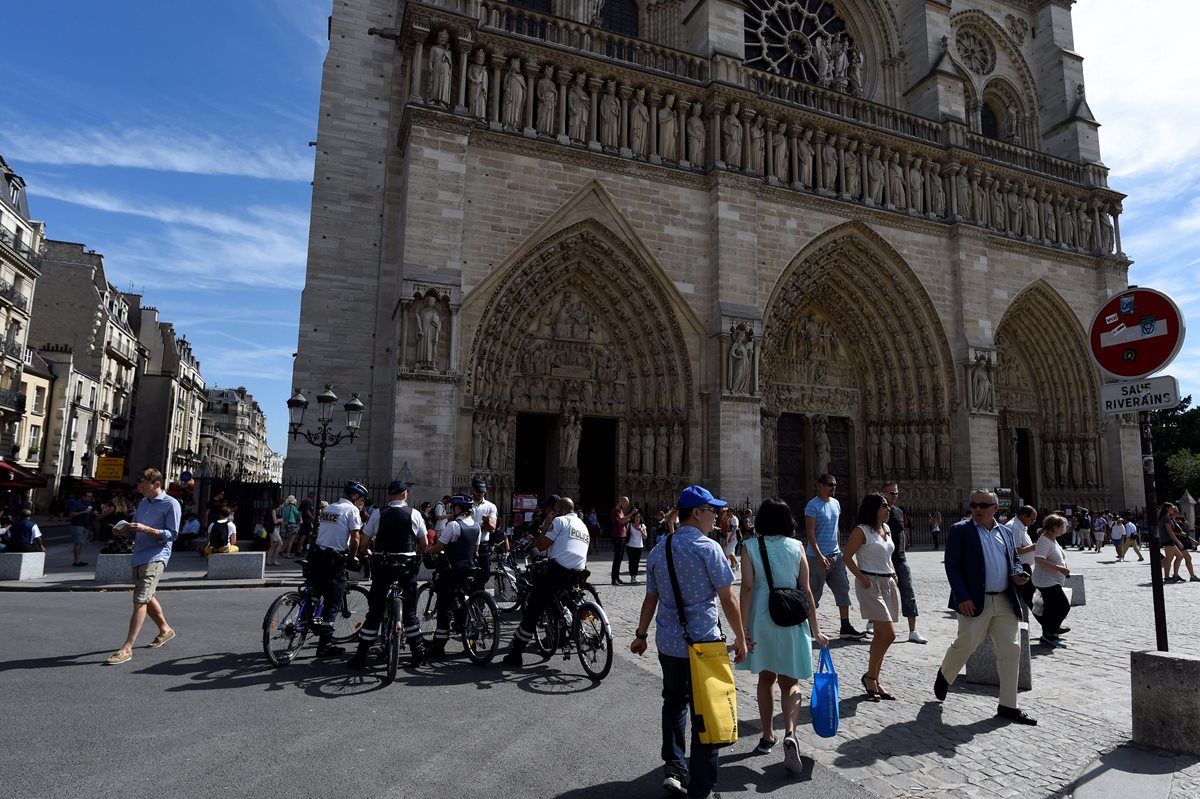 Policías vigilan el exterior de la catedral de Notre Dame donde el pasado 7 de septiembre fue hallado un vehículo con tambos de gas. (Foto Prensa Libre: AFP).