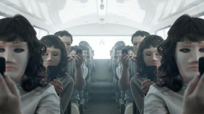 La serie británica Black Mirror habla sobre cómo la tecnología afecta a nuestras vidas. Esta imagen es de un teaser de la cuarta temporada, que se estrenará a finales de este año. (NETFLIX)