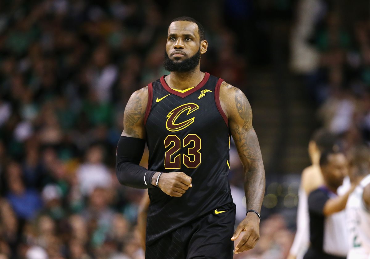 LeBron James y los Cavaliers recibieron un "baldazo de agua fría" al quedarse sin el título de la NBA frente a los Warriors de Durant y compañía. (Foto Prensa Libre: AFP)