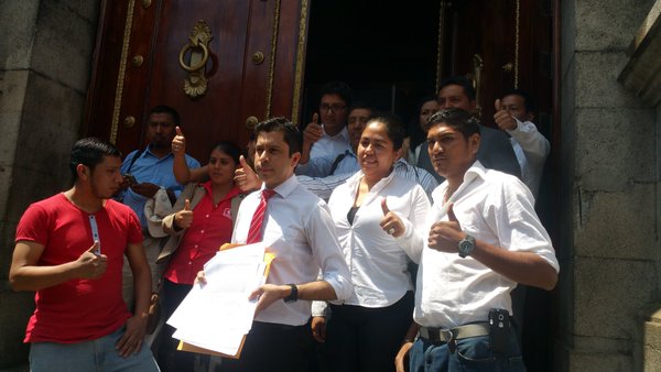 Fridel De León muestra la carta dirigida a Roberto Villate, acompañado de militantes de Líder. (Foto Prensa Libre: Jessica Gramajo)