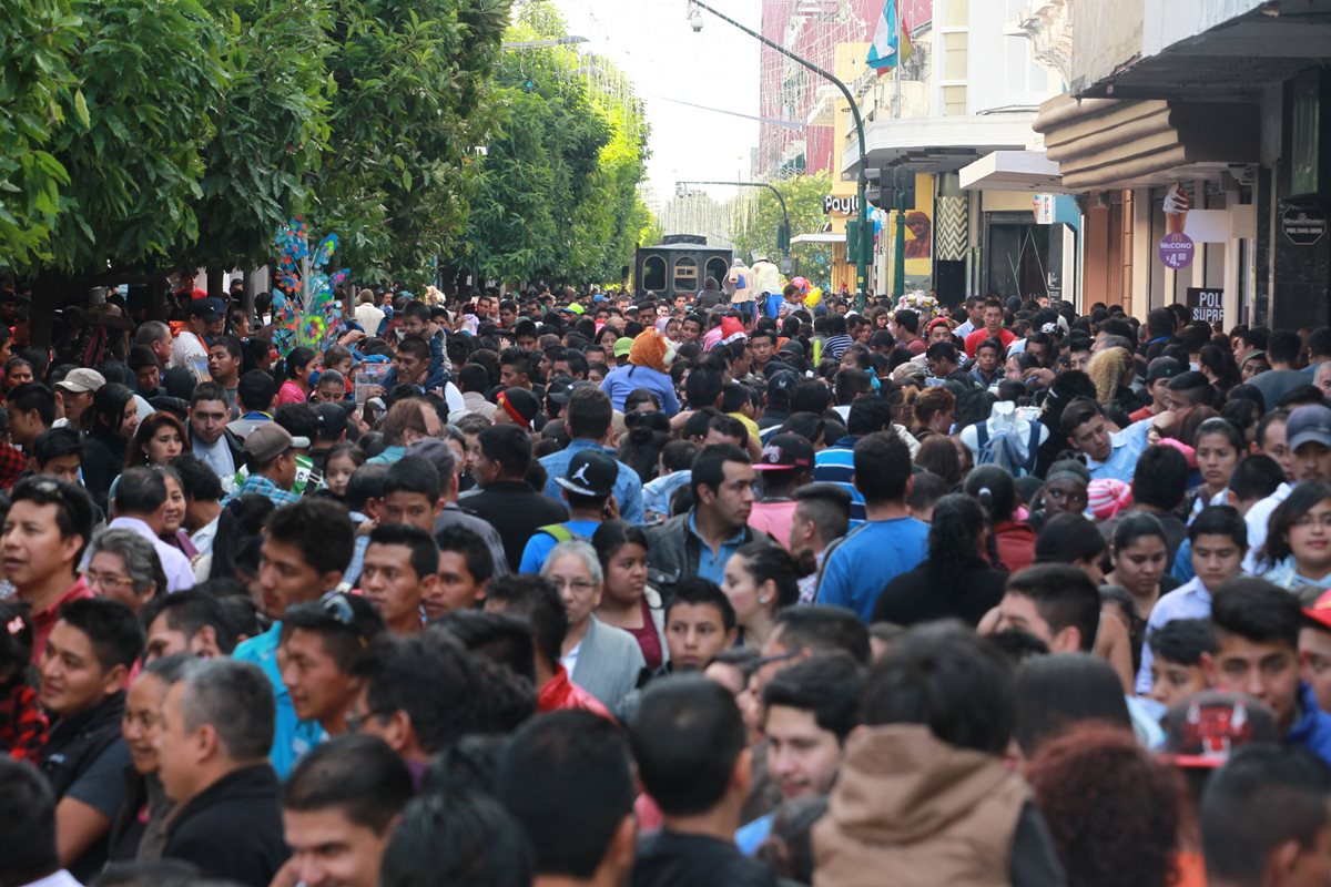 El Paseo de la Sexta" en la zona 1 capitalina fue abarrotado por cientos de personas que aprovecharon las ofertas en diciembre del 2015.