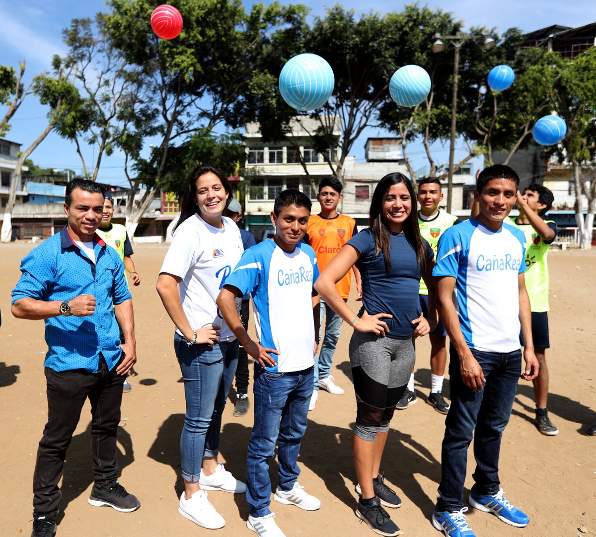 Los destacados deportistas nacionales compartieron momentos amenos con niños y jóvenes de la colonia Sakerty. (Foto Prensa Libre: Carlos Vicente).