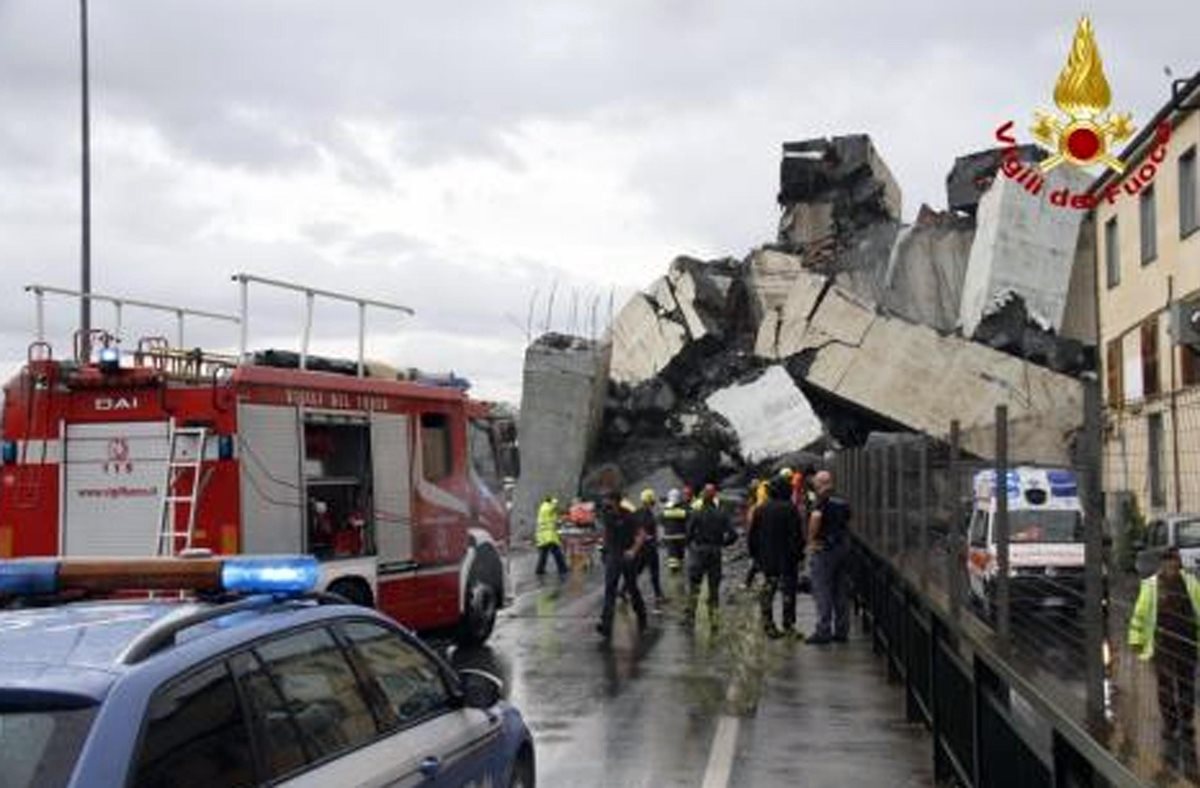 Además de las 22 personas muertas, al menos cinco resultaron con heridas graves en Génova, Italia. (Foto Prensa Libre: EFE)