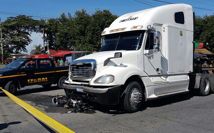 Autoridades investigan la causa del accidente entre un tráiler y una motocicleta, en Morales, Izabal, donde murieron tres personas. (Foto Prensa Libre: Dony Stewart)