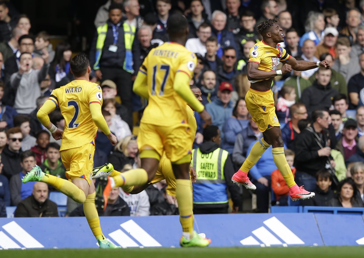 Los jugadores del Crystal Palace festejan en la casa del Chelsea. (Foto Prensa Libre: AP)