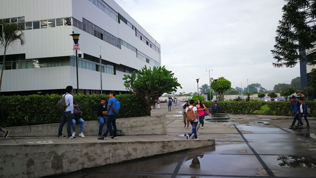 Sede del CUM en zona 11 de la capital, sede de la Facultad de Ciencias Médicas de la Usac. (Foto Prensa Libre: HemerotecaPL)