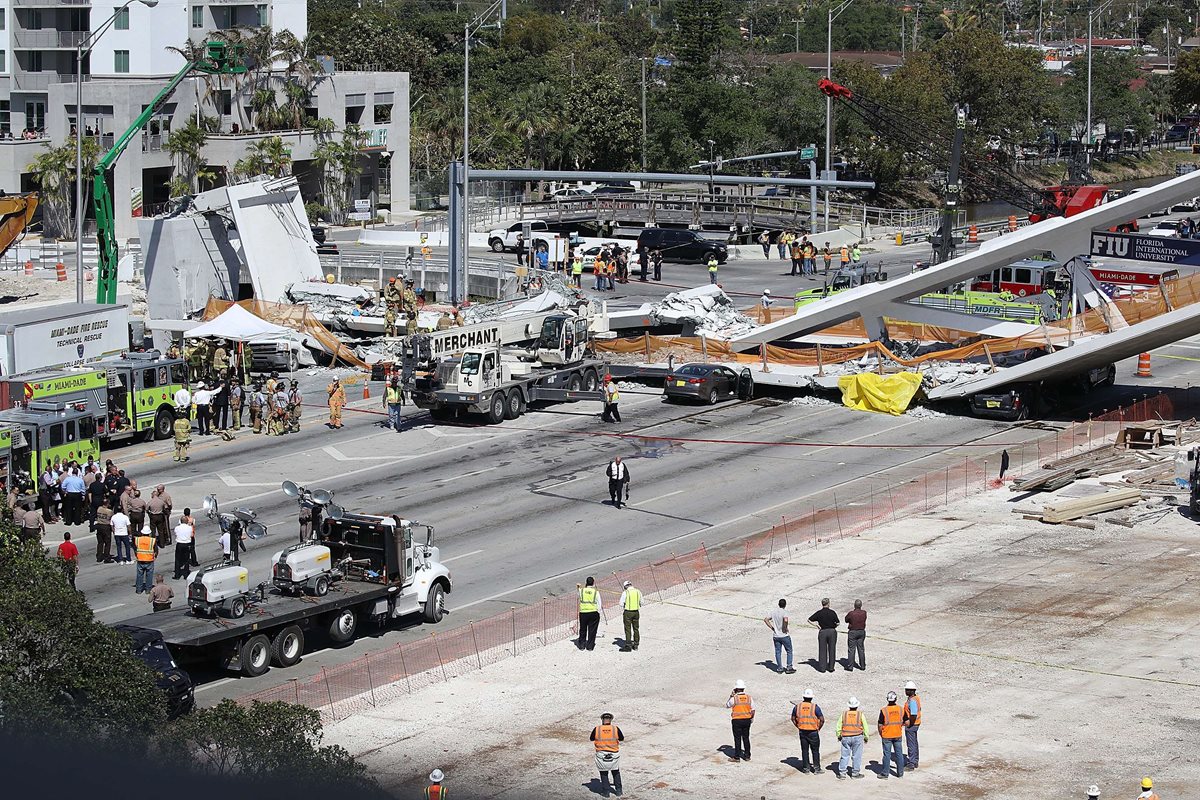 La pasarela conectaba con la Universidad Internacional de Florida (FIU). (Foto Prensa Libre: AFP)