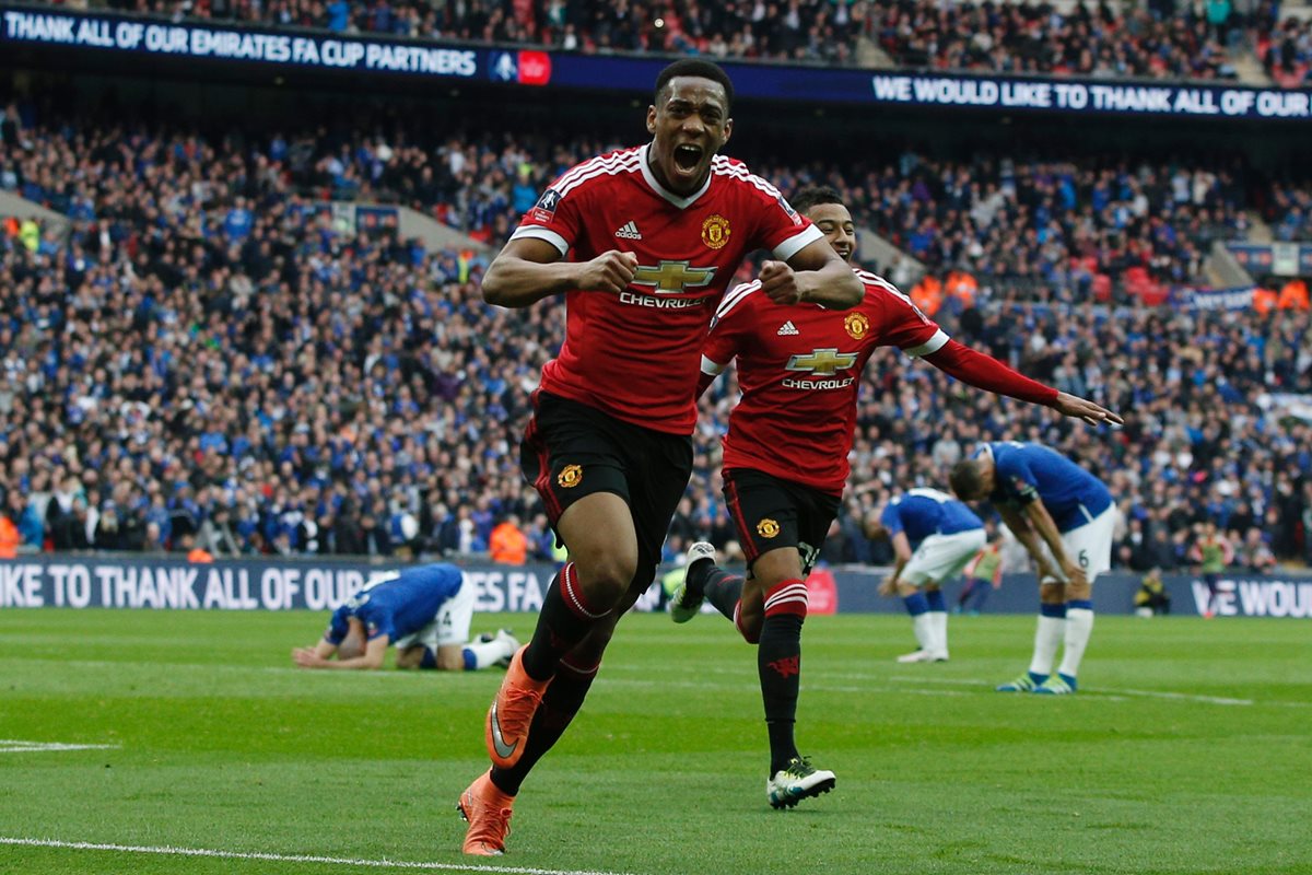 El francés Anthony Martial festeja tras anotar el gol que le dio la clasificación al Machester United. (Foto Prensa Libre: AFP)