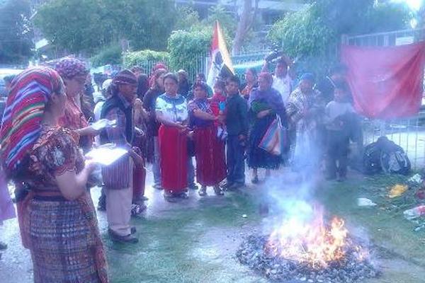 Pobladores de Chajul, Quiché y dirigentes campesinos conmemoraron 35 años de la quema de la Embajada de España (Foto Prensa Libre: Esbin García)