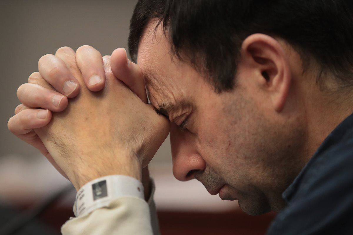 Visiblemente afectado, Larry Nassar escuchó los impactantes testimonios de las gimnastas que sufrieron abusos por parte de él. (Foto Prensa Libre: AFP)