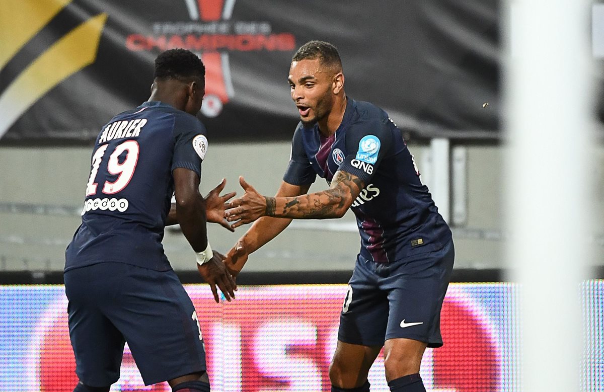 Layvin Kurzawa (derecha) le dio el triunfo al PS-G contra el Bastia. (Foto Prensa Libre: AP)