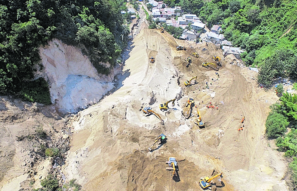 Hace dos años, un cerro sepultó varias casas en El Cambray 2, Santa Catarina Pinula. El resultado fue dramático, pues más de 200 personas perdieron la vida. (Foto Hemeroteca PL)