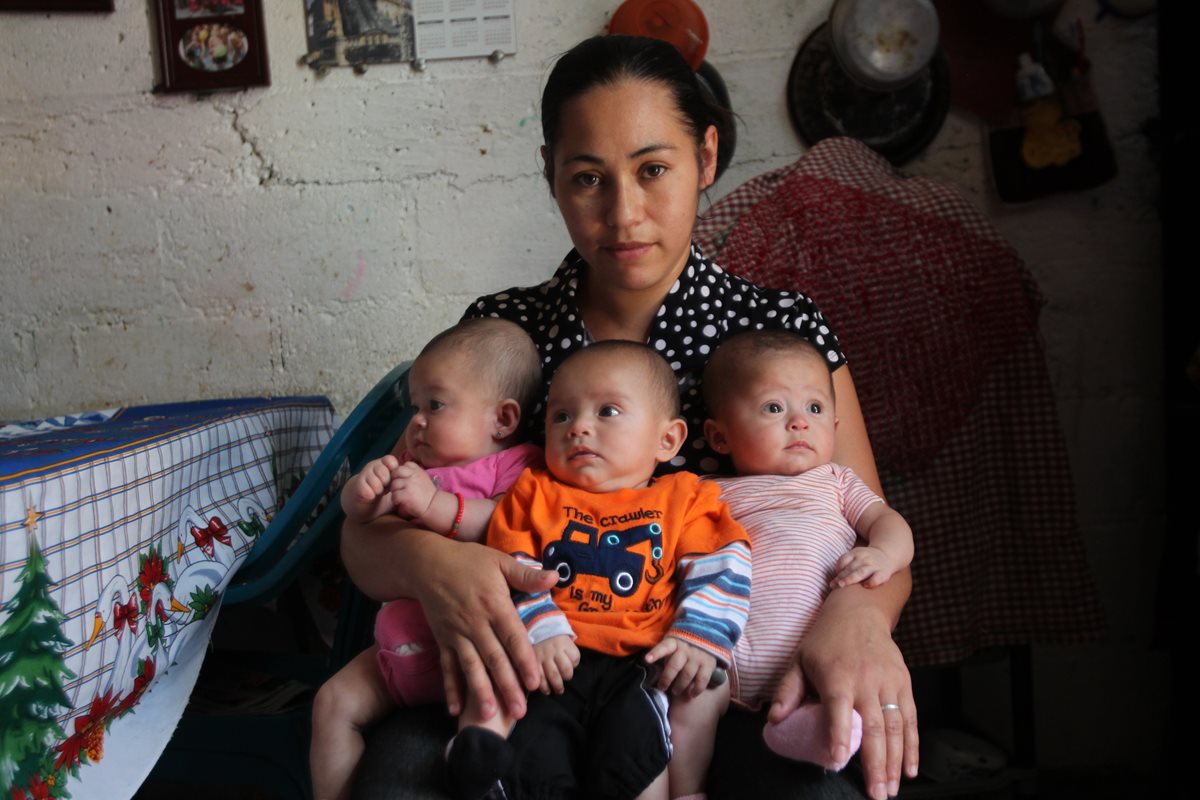 Dabne Guadalupe, Joel de Jesús y María de los Ángeles, en los brazos de su madre Evelyn Sagastume. (Foto Prensa Libre: Erick Ávila)