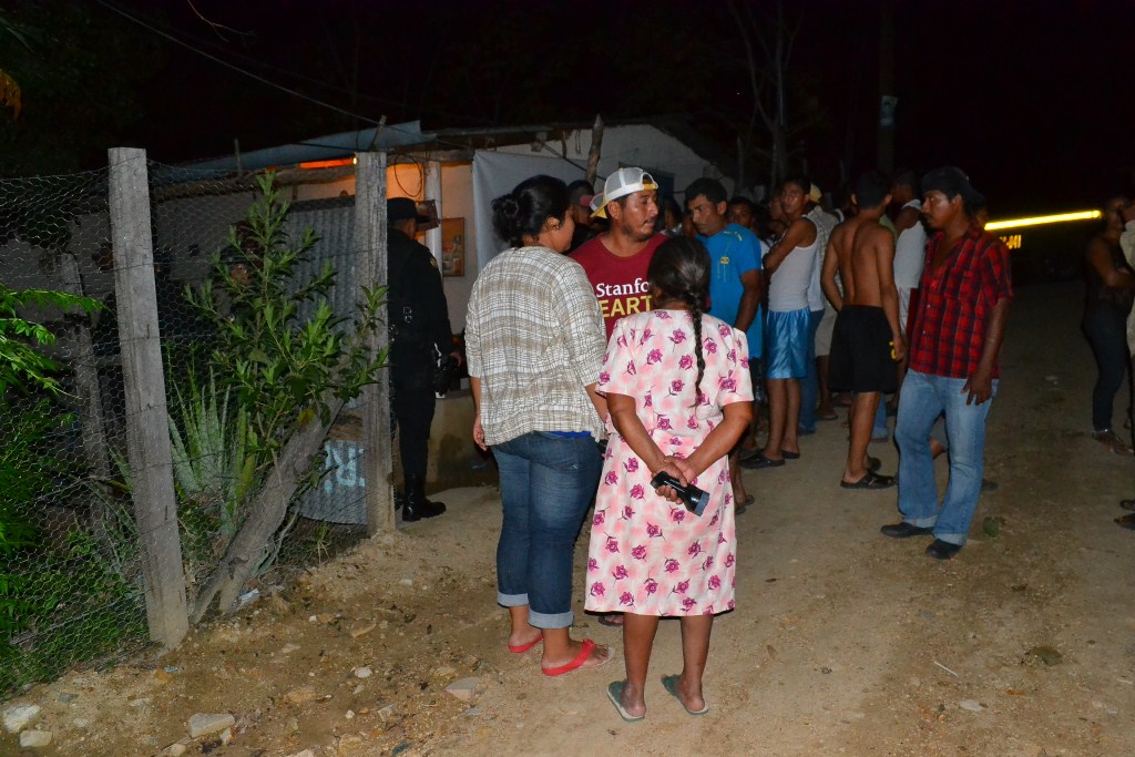 Curiosos permanecen frente a la vivienda en la que fue ultimado el alcalde comunitario, Jorge Alberto Hernández, en San Jorge, Zacapa. (Foto Prensa Libre: Víctor Gómez)